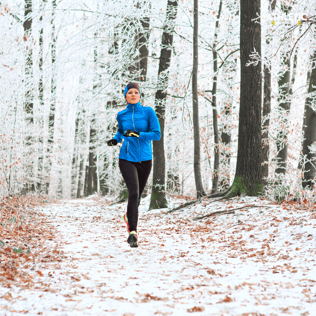 Frau läuft im Winter durch den Wald