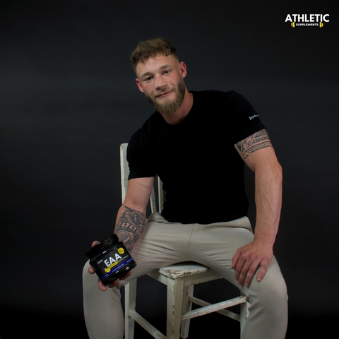 Trainierter Mann hält EAAs Eistee Zitronen Dose in der Hand