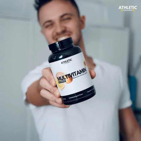 Junger Sportler hält eine Dose Multivitamin Pulver vor die Kamera