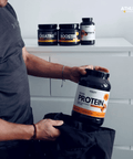 Mann gibt eine Dose Vegan Protein Salted Caramel in den Rucksack