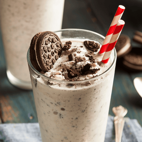 Veganer Proteinshake Cookies & Cream mit cremiger Konsistenz und Kakaokeksen